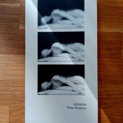 Capa do livro SONHOS de Walter Benjamin com três fotos em preto e branco de uma pessoa deitada.