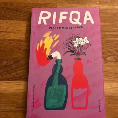 Capa de livro rosa com ilustração de duas garrafas e texto 'RIFQA'