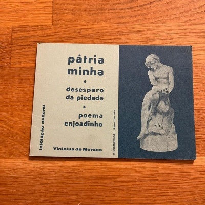 Capa do livro 'pátria minha' de Vinicius de Moraes sobre madeira