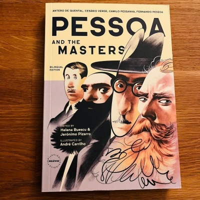 Livro ilustrado Pessoa and the Masters sobre mesa de madeira