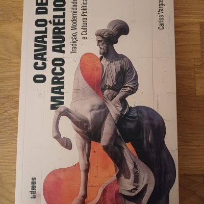 Livro O Cavalo de Marco Aurélio com estátua e fundo branco