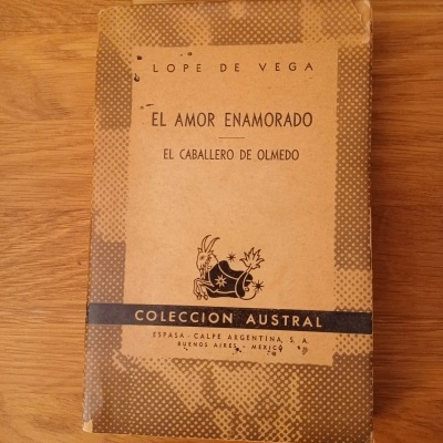 Livro El Amor Enamorado e El Caballero de Olmedo de Lope de Vega com capa em padrão de pontos marrons e bege