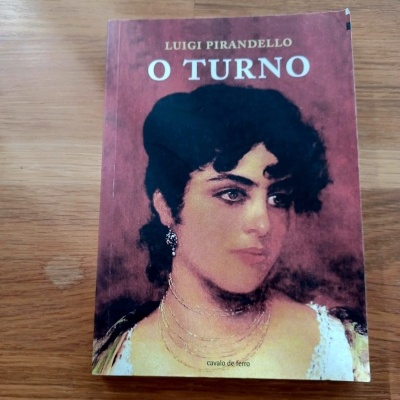Capa de livro 'O TURNO' de Luigi Pirandello com retrato de mulher em fundo castanho