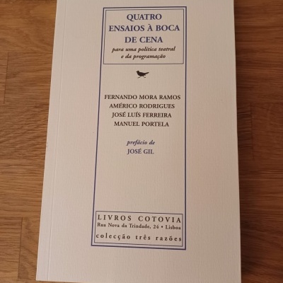 Capa branca de livro com texto azul e preto sobre política teatral, autores e editora Livros Cotovia