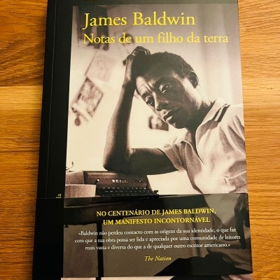 Capa de livro 'Notas de um filho da terra' de James Baldwin com fotografia a preto e branco