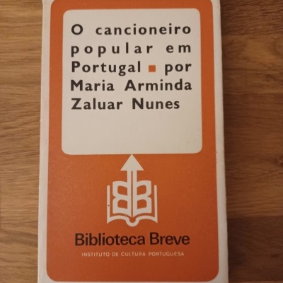 Capa de livro branco e laranja com título e logotipo Biblioteca Breve