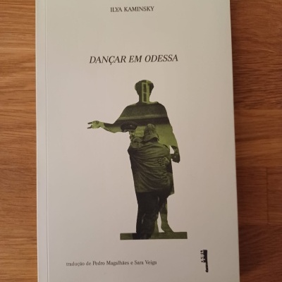 Capa do livro 'Dançar em Odessa' com imagem de silhueta e pessoas abraçadas