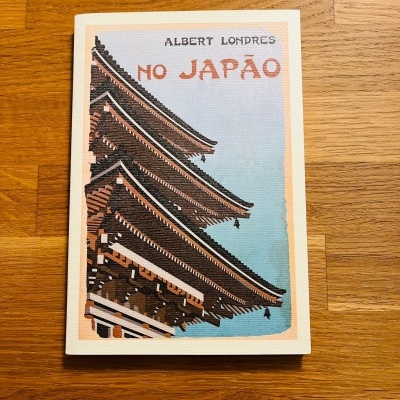 Livro 'No Japão' de Albert Londres com ilustração de arquitetura japonesa
