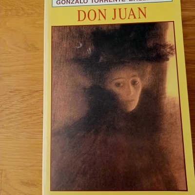 Livro Don Juan de Gonzalo Torrente Ballester com capa amarela e pintura de mulher