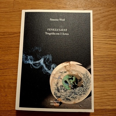 Capa de livro preto com moldura branca e texto com selo editorial