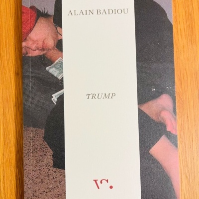 Capa de livro com imagem de pessoa e texto 'ALAIN BADIOU TRUMP'