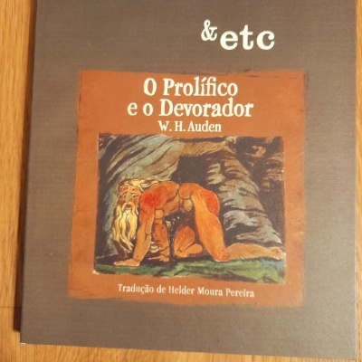 Capa de livro O Prolífico e o Devorador de W. H. Auden com imagem de figura humana ajoelhada.
