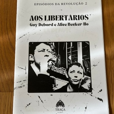 Capa de livro branco com texto preto e imagem a preto e branco de duas pessoas