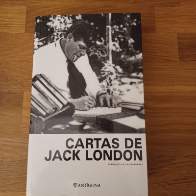 Capa de livro CARTAS DE JACK LONDON com foto a preto e branco de homem a escrever.