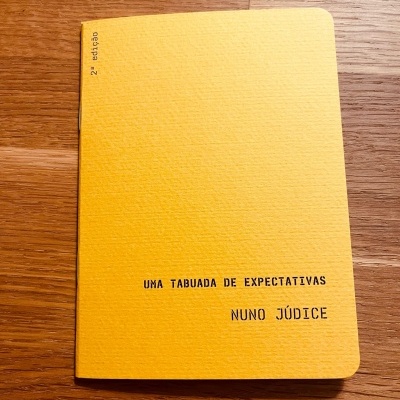 Livro amarelo pequeno intitulado UMA TABUADA DE EXPECTATIVAS