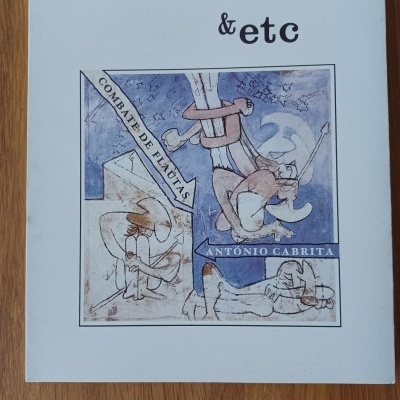 Capa de livro ou catálogo branco com ilustração azul e castanha e textos '&etc', 'COMBATE DE FLÁUTAS' e 'ANTÓNIO CABRITA'.