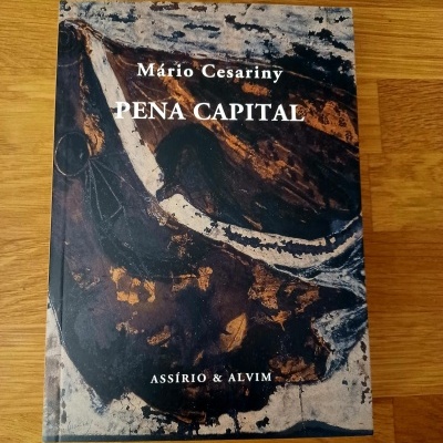 Livro Pena Capital de Mário Cesariny sobre madeira