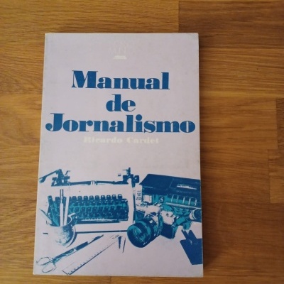 Capa de livro Manual de Jornalismo com ilustrações azuis