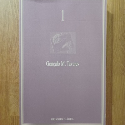 Livro lilás com texto branco '1' e autor Gonçalo M. Tavares