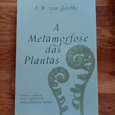 Capa do livro A Metamorfose das Plantas de J. W. von Goethe azul com plantas verdes