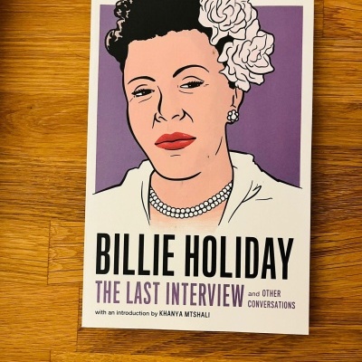 Capa de livro colorida com retrato ilustrado de Billie Holiday e texto do título.