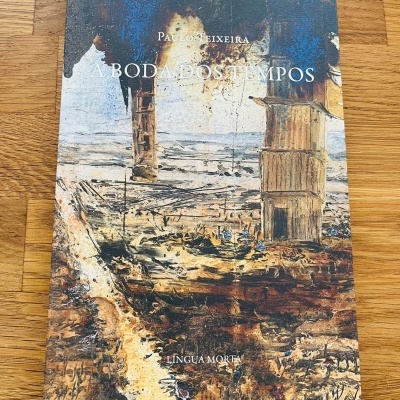 Livro 'A BODA DOS TEMPOS' de Paulo Teixeira sobre mesa de madeira