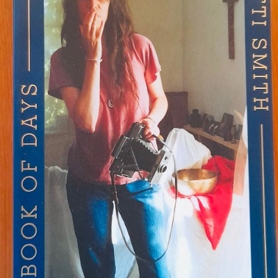 Capa do livro 'A Book of Days' de Patti Smith com fotografia da artista num quarto