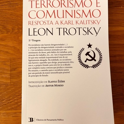 Capa do livro Terrorismo e Comunismo de Leon Trotsky em fundo branco com texto e símbolo vermelho e preto