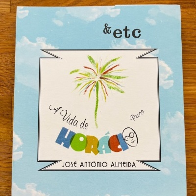 Capa de livro azul claro com nuvens e árvore colorida, título 'A vida de HORÁCIO'