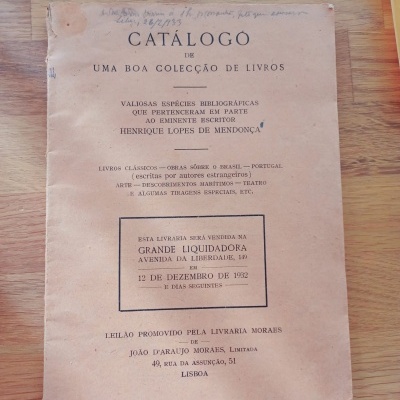 Livro antigo catálogo de uma boa coleção de livros em papel amarelecido