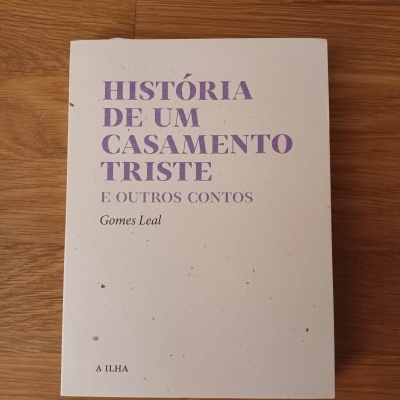 Livro com capa branca intitulado HISTÓRIA DE UM CASAMENTO TRISTE E OUTROS CONTOS