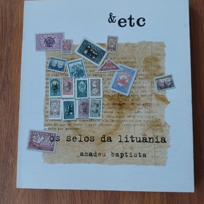 Capa de livro branco com selos postais coloridos e texto em português