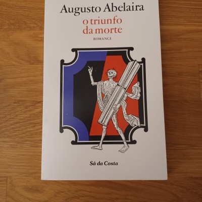 Capa do livro 'O triunfo da morte' de Augusto Abelaira com ilustração de esqueleto