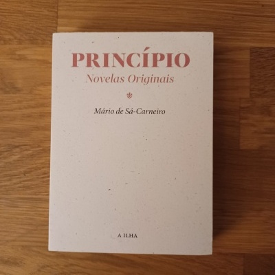 Livro Princípio Novelas Originais de Mário de Sá-Carneiro com capa branca e texto vermelho e preto