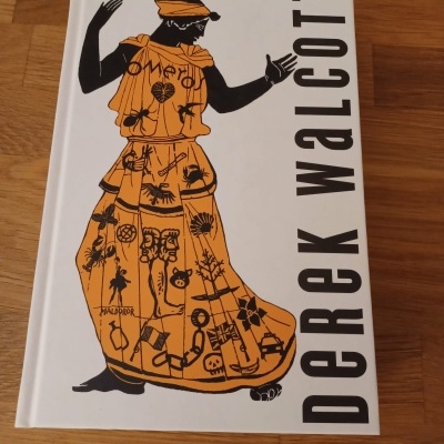 Livro de capa dura com figura feminina e texto DEREK WALCOTT
