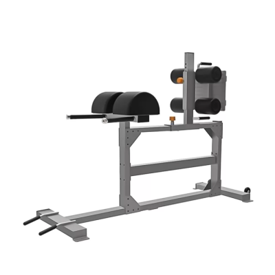 Aparelho fitness metálico cinzento com almofadas pretas e reguladores laranja