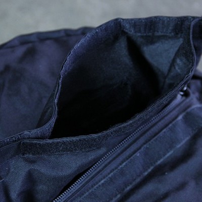 Mochila preta aberta mostrando interior forrado e fecho de correr