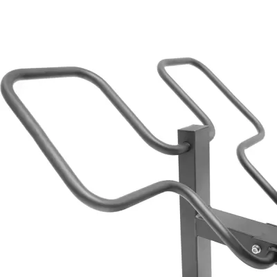 Suporte metálico cinza escuro com estrutura tubular curvada