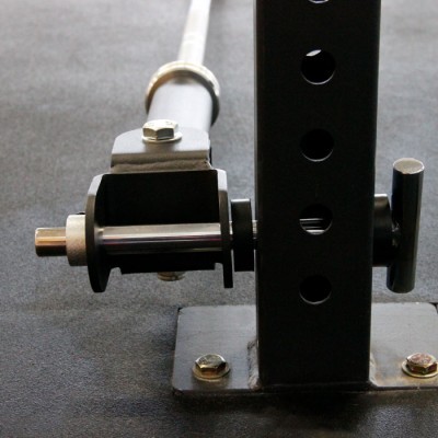 Suporte de barra de ferro preto com barra prateada inserida