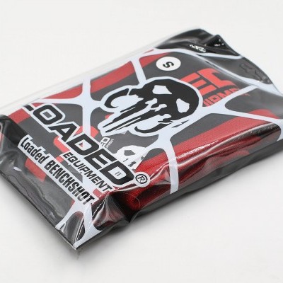 Pacote plástico com acessório têxtil vermelho e logotipo Loadded Equipment