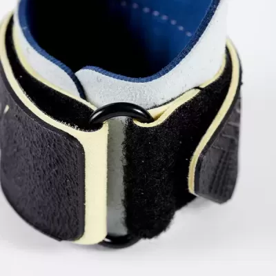 Pulseira ajustável azul e branca com fecho de velcro e argola metálica