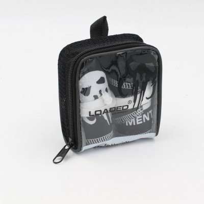 Carteira pequena preta com gráfico preto e branco e fecho de correr