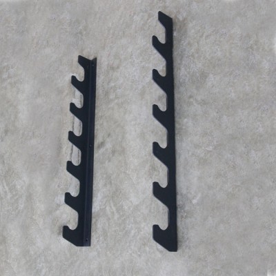 Dois suportes pretos com ganchos sobre tecido cinzento