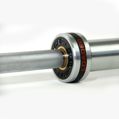 Barra de exercícios metálica com anel preto e texto LOADED.