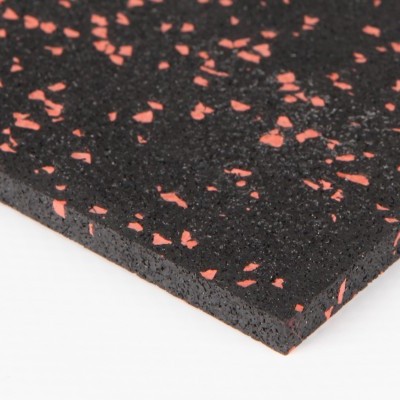 Placa de borracha preta com pedaços vermelhos sobre superfície branca