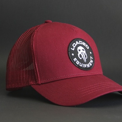 Boné trucker bordeaux com emblema 'LOADED EQUIPMENT' em fundo cinzento