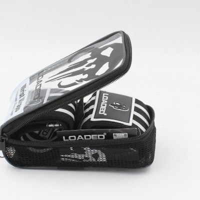 Estojo preto com detalhes brancos semiaberto com etiqueta LOADED