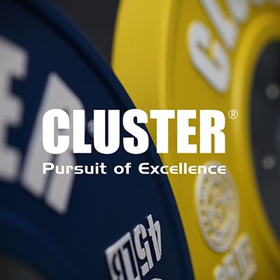 Discos pesados azuis e amarelos da marca CLUSTER com texto visível