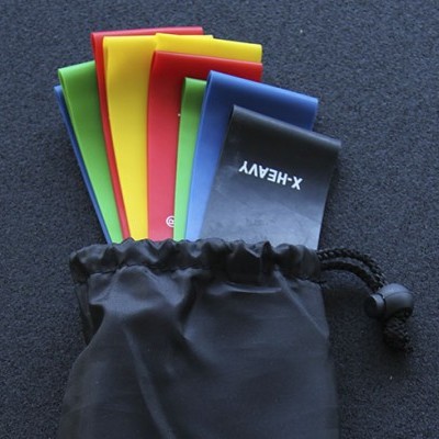 Bandas elásticas de resistência coloridas dentro de uma bolsa preta com fecho de cordão