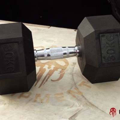 Halter hexagonal preto 30KG com pega metálica sobre superfície clara